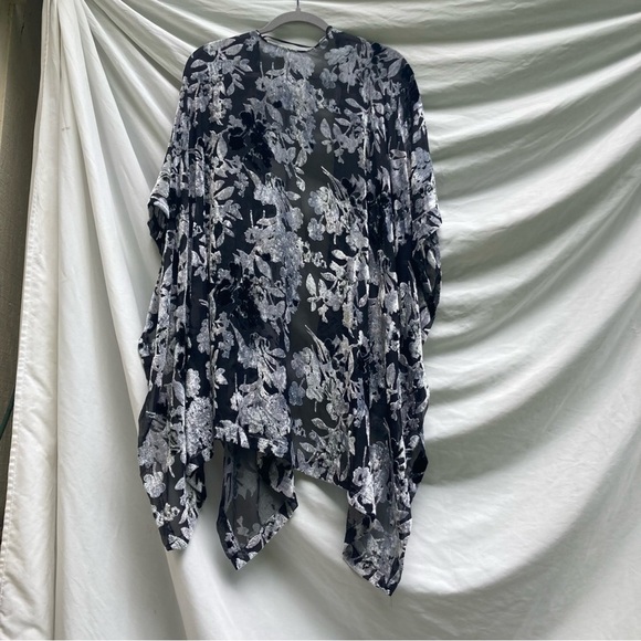 Cato black and gray floral super soft shawl, one size - Picture 5 of 8